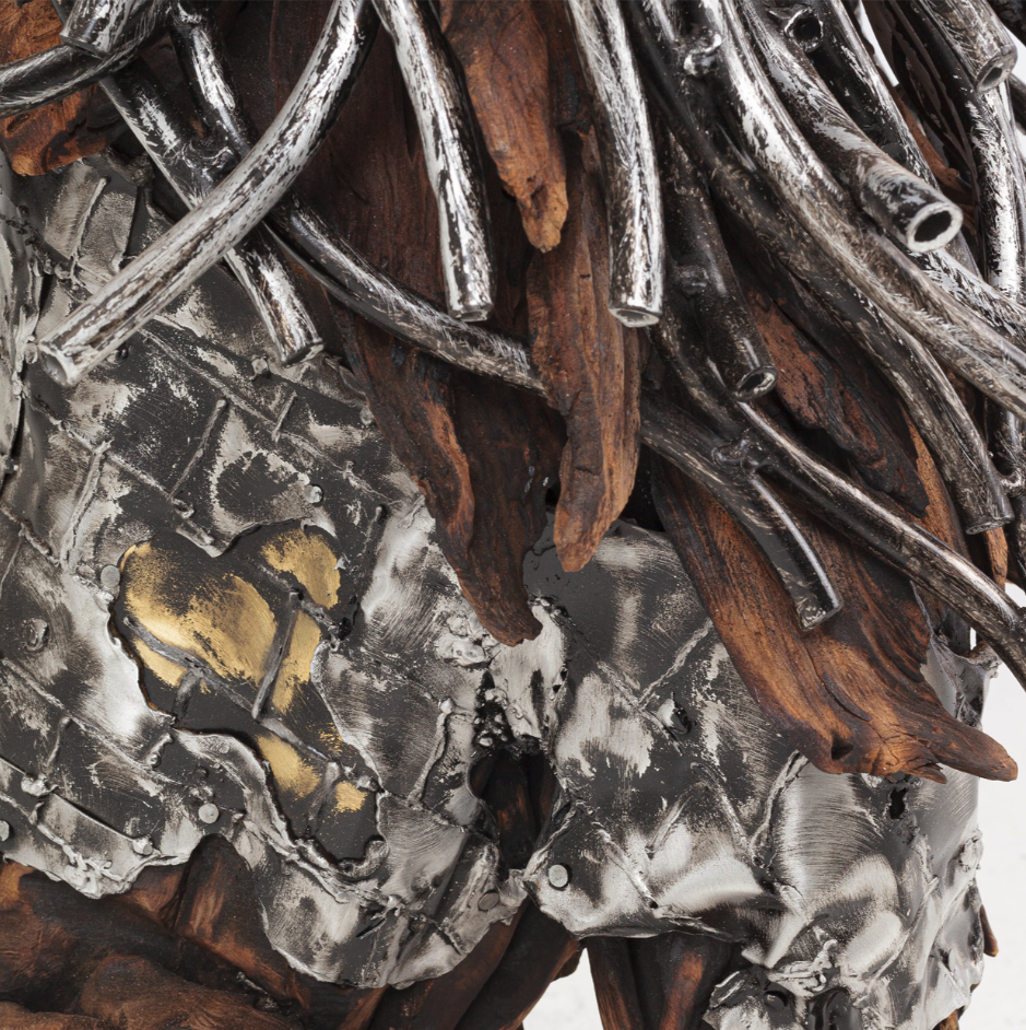 Statue lion assis en bois avec cheveux en aluminium