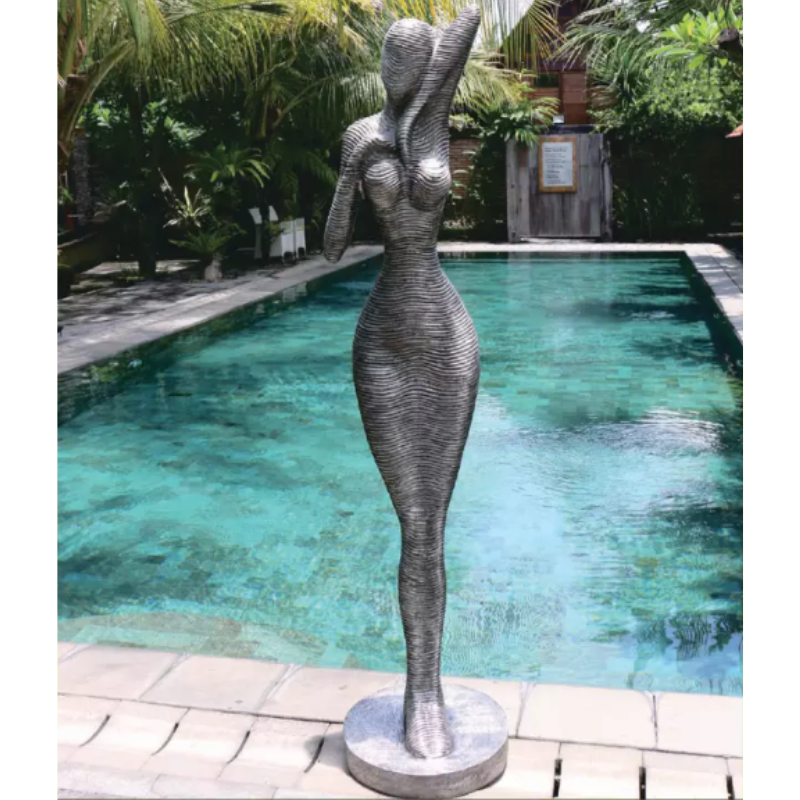 Statue en aluminium Biola (183 x 41 x 41 cm)