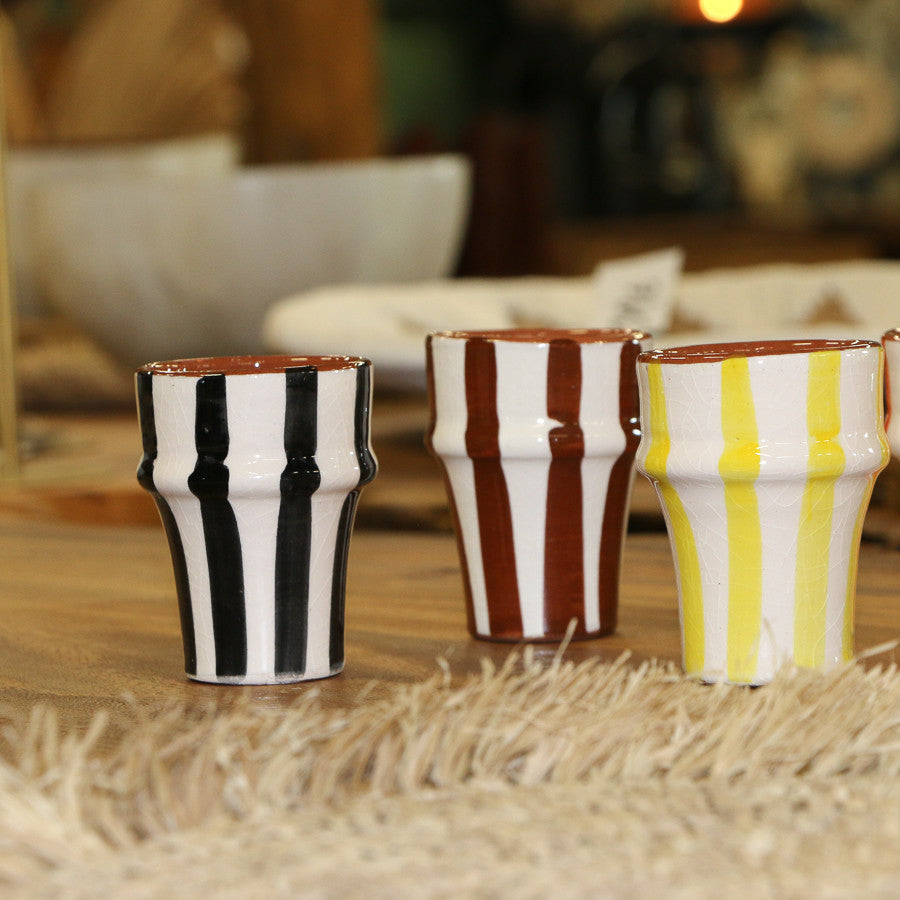 Tasse artisanale en céramique à rayures marrons