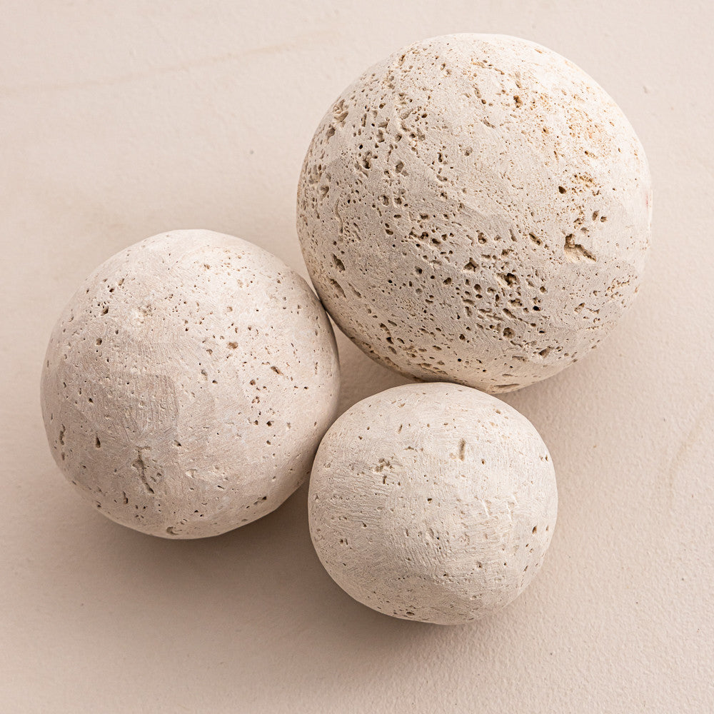 Boules en travertin