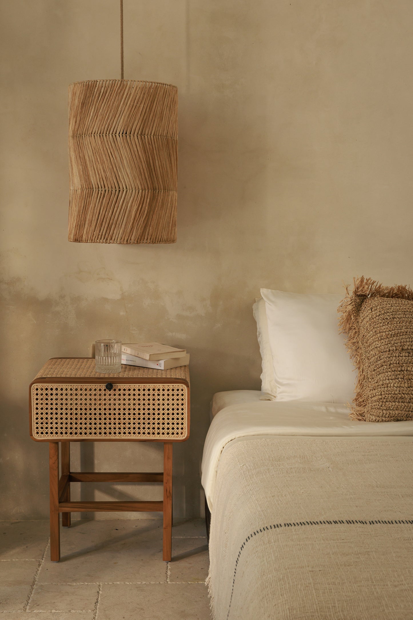 Table de chevet en teck et cannage