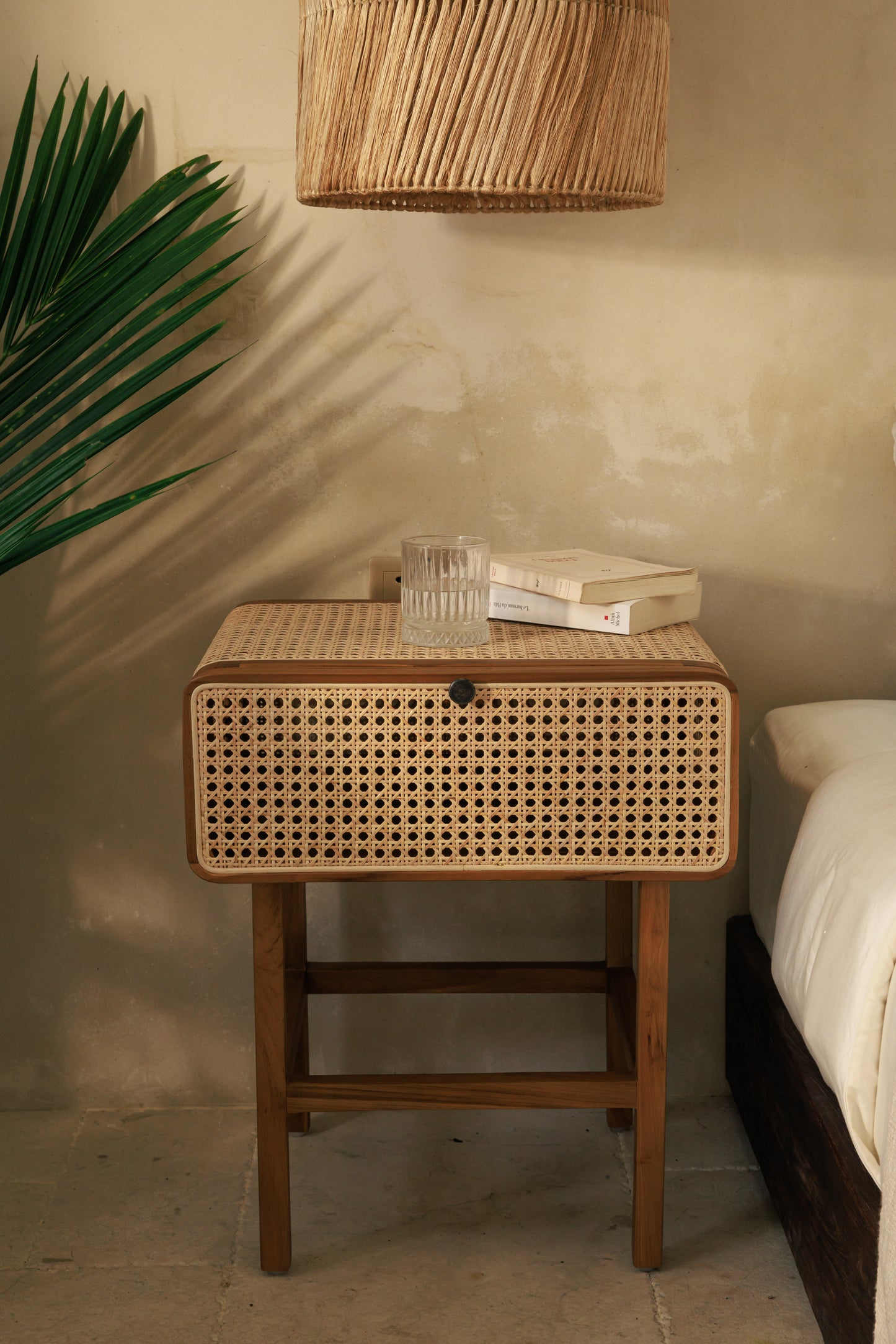 Table de chevet en teck et cannage