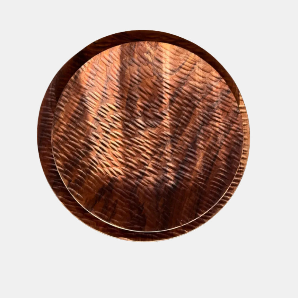 Assiette striée en bois de teck