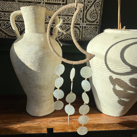 Décoration lune - raphia et coquillages de Capiz