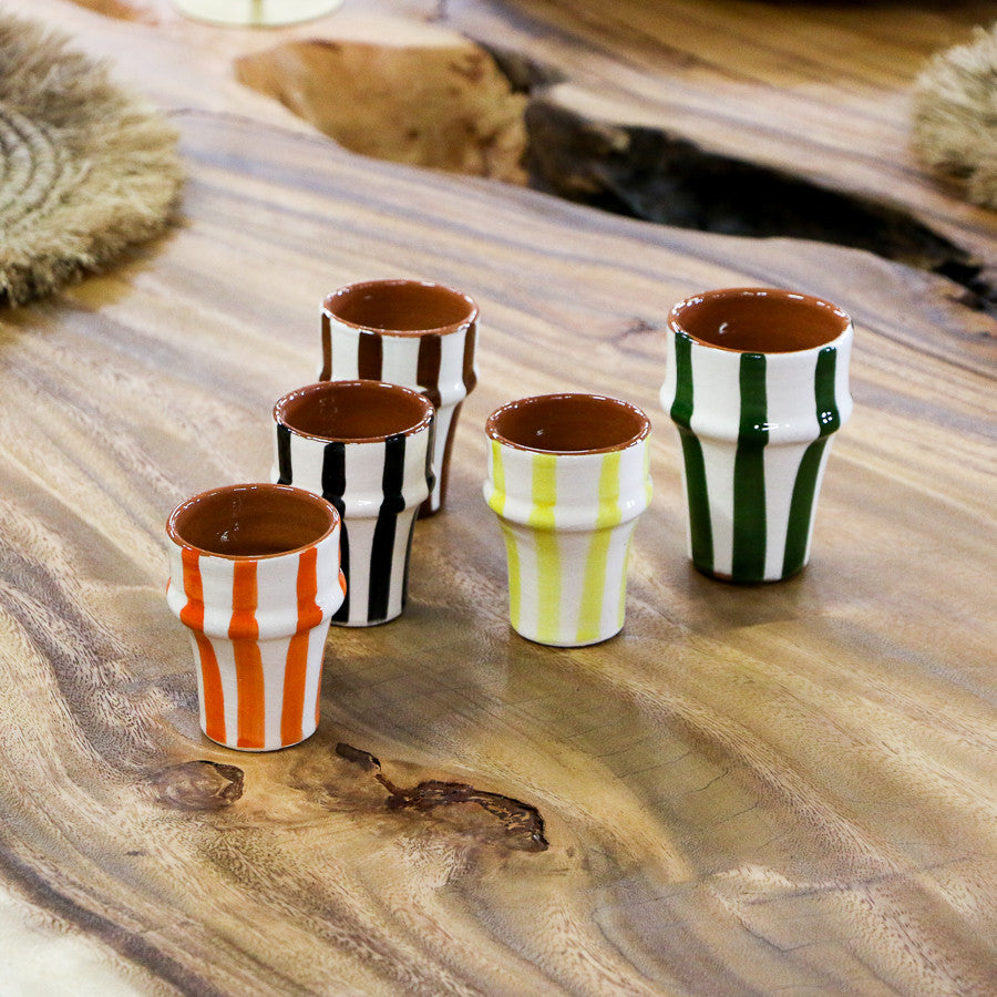 Tasse artisanale en céramique à rayures marrons