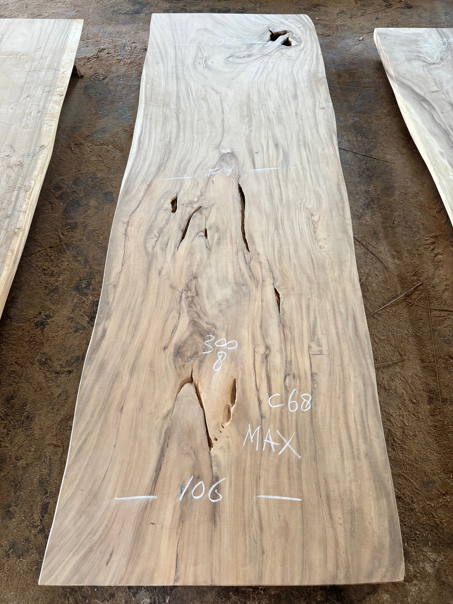 300 x 102 - 106 cm C68