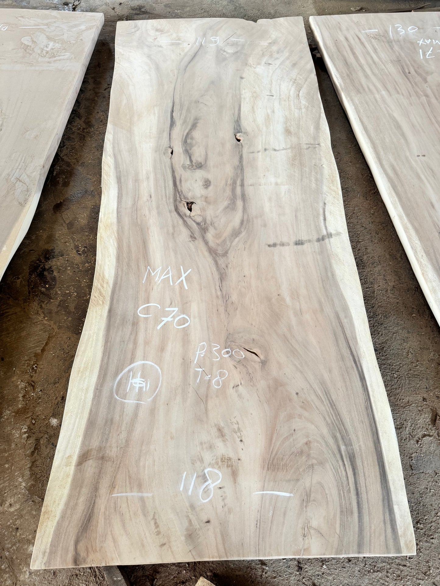 300 x 118 - 119 cm C70