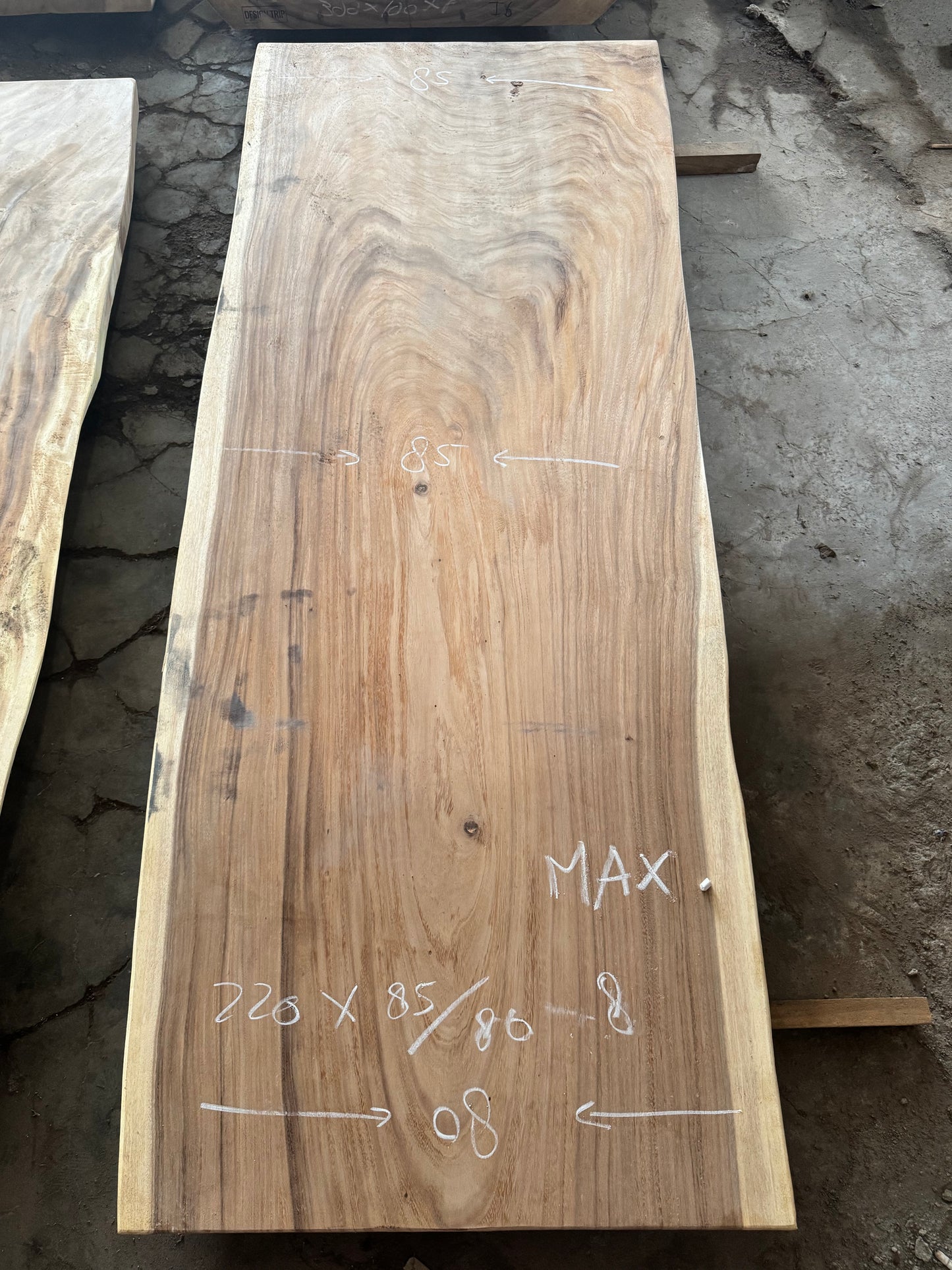 220 x 80 - 85 cm I8