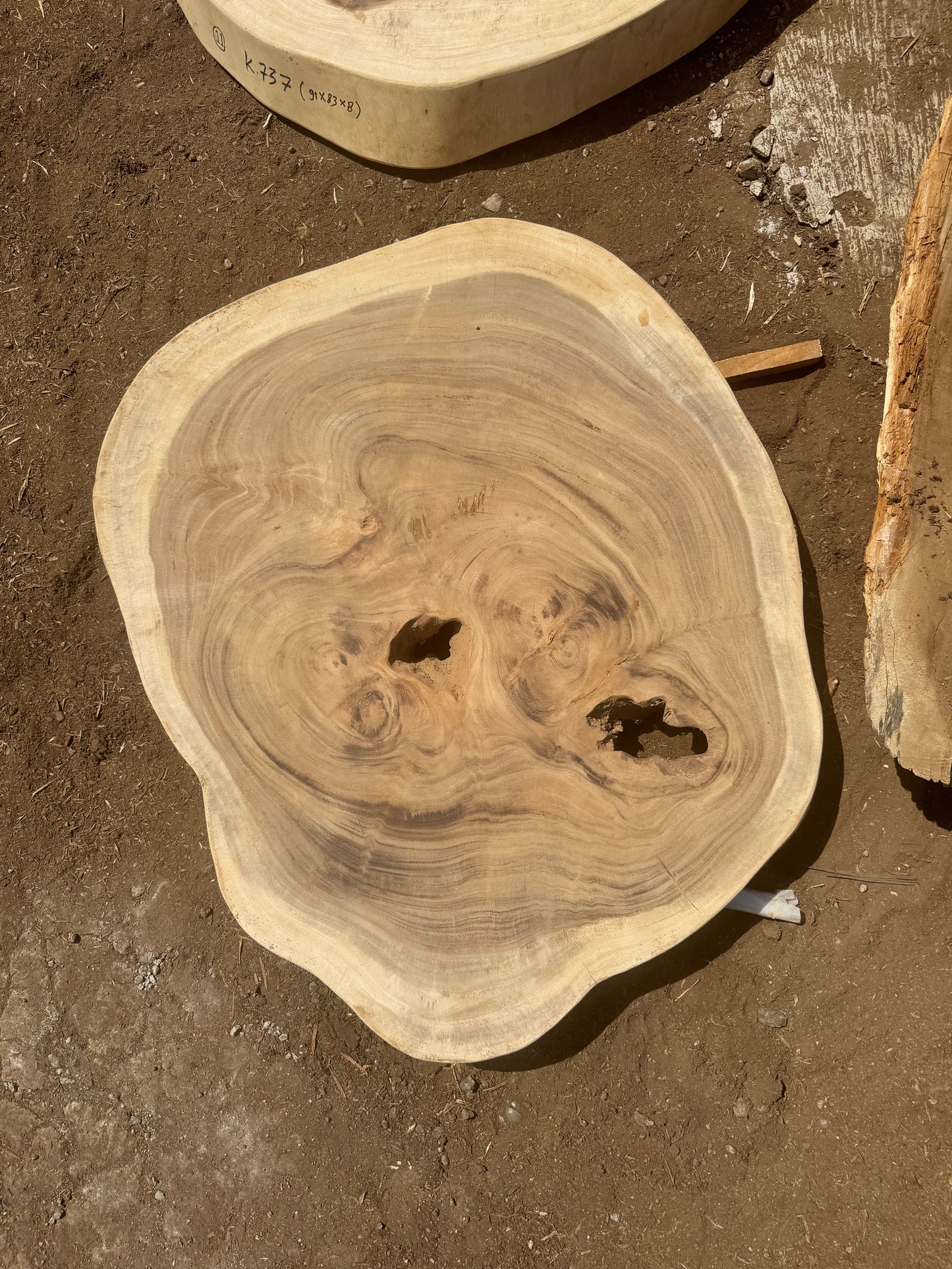 Table basse cookie en bois de suar massif 95x77x8 cm - K695