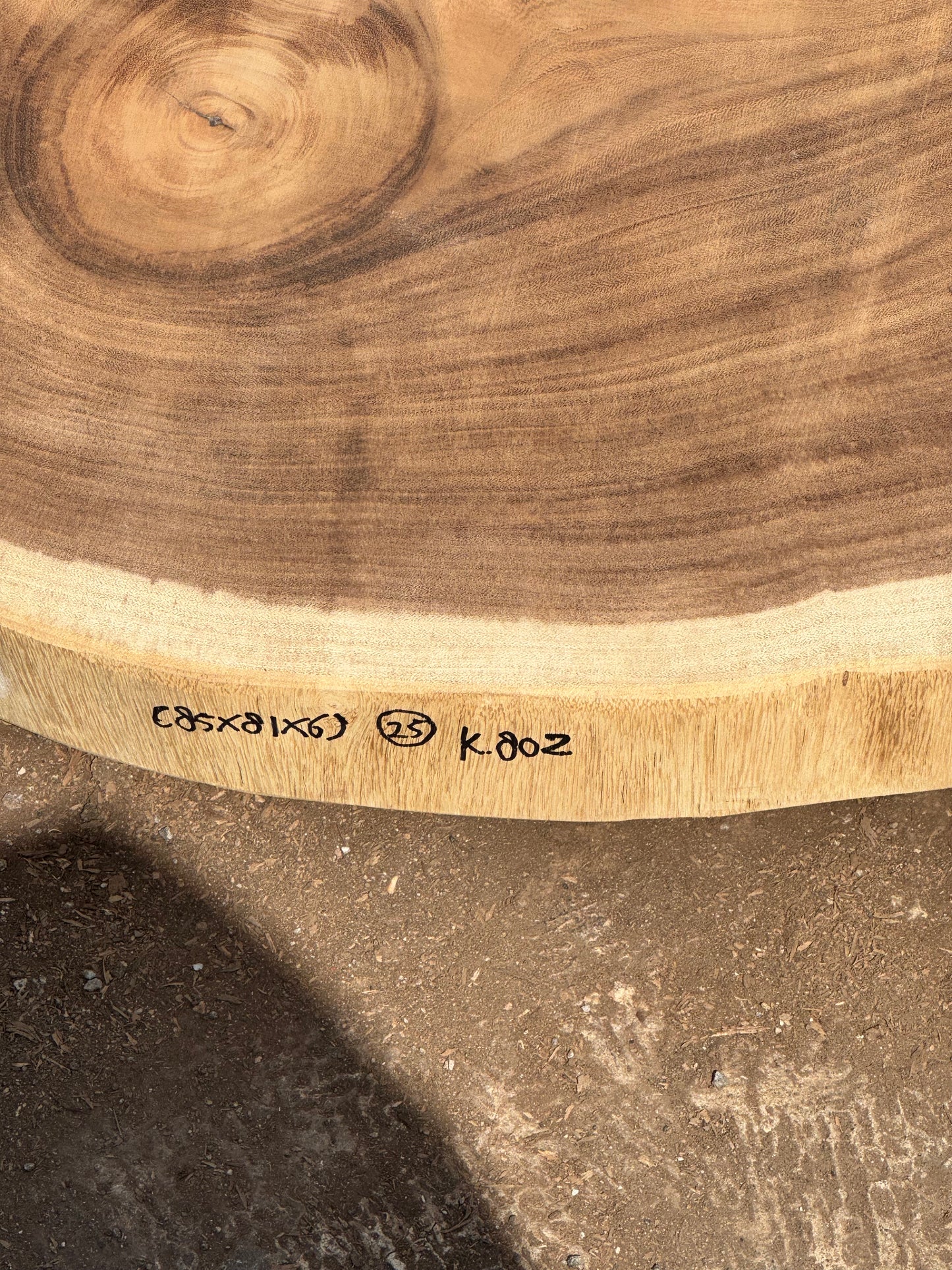 Table basse cookie en bois de suar massif 85x82x6 cm K802