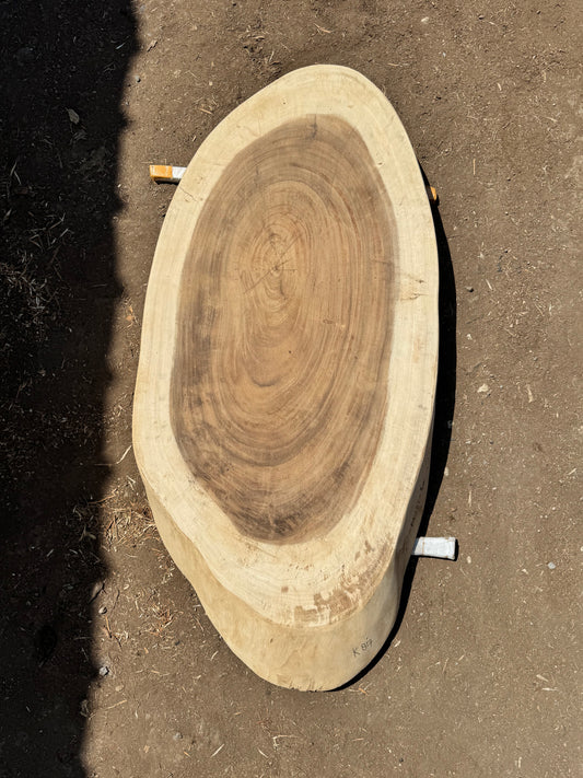 Table basse cookie en bois de suar massif 108x57x8 cm - K817