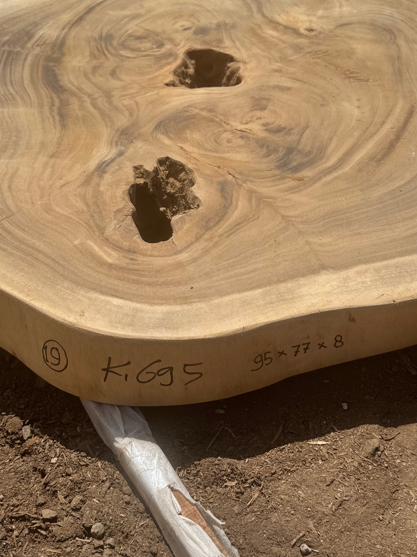 Table basse cookie en bois de suar massif 95x77x8 cm - K695