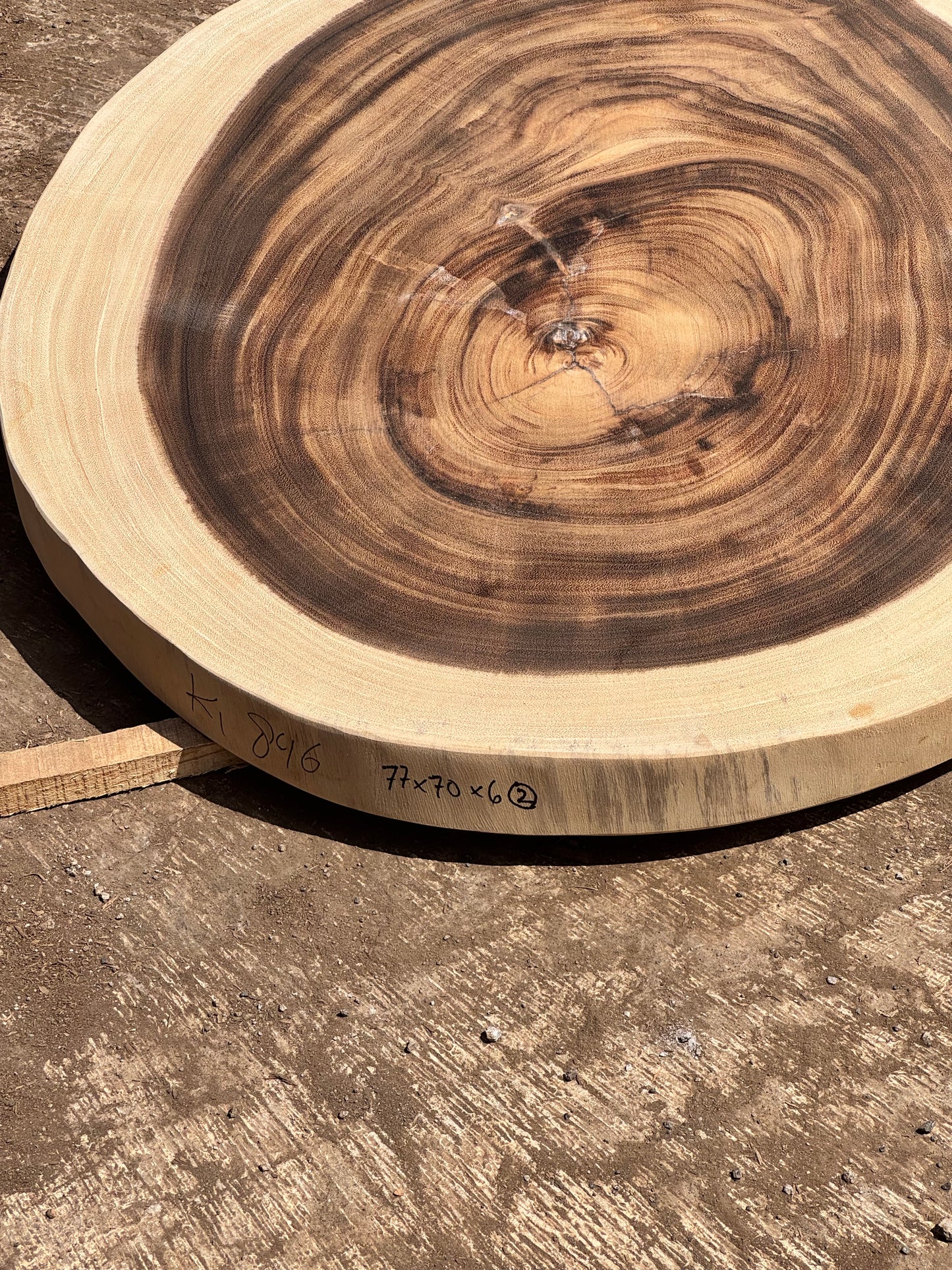 Table basse cookie en bois de suar massif 77×70×6 cm K846