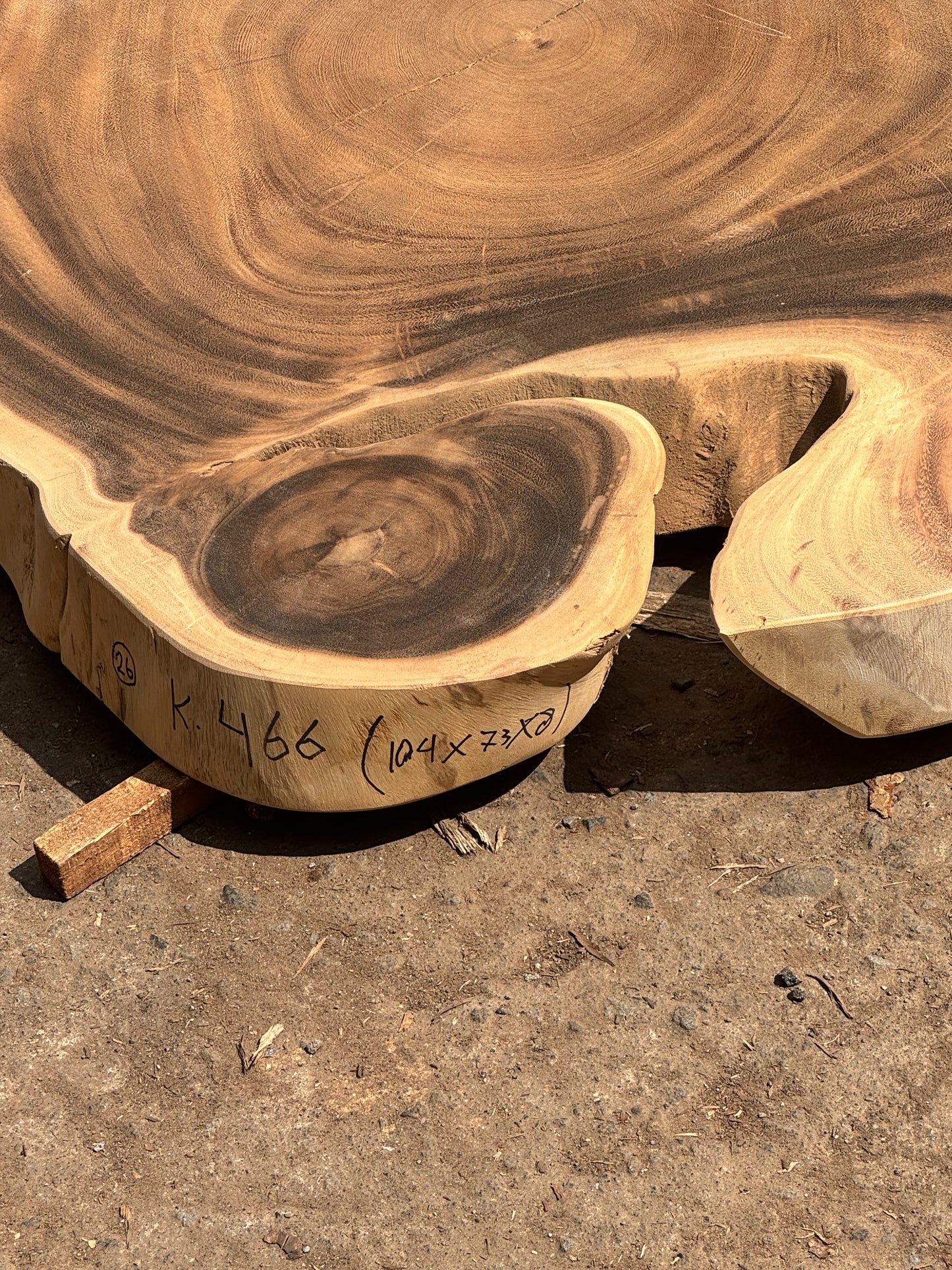 Table basse cookie en bois de suar massif 104x73x8 cm - K466